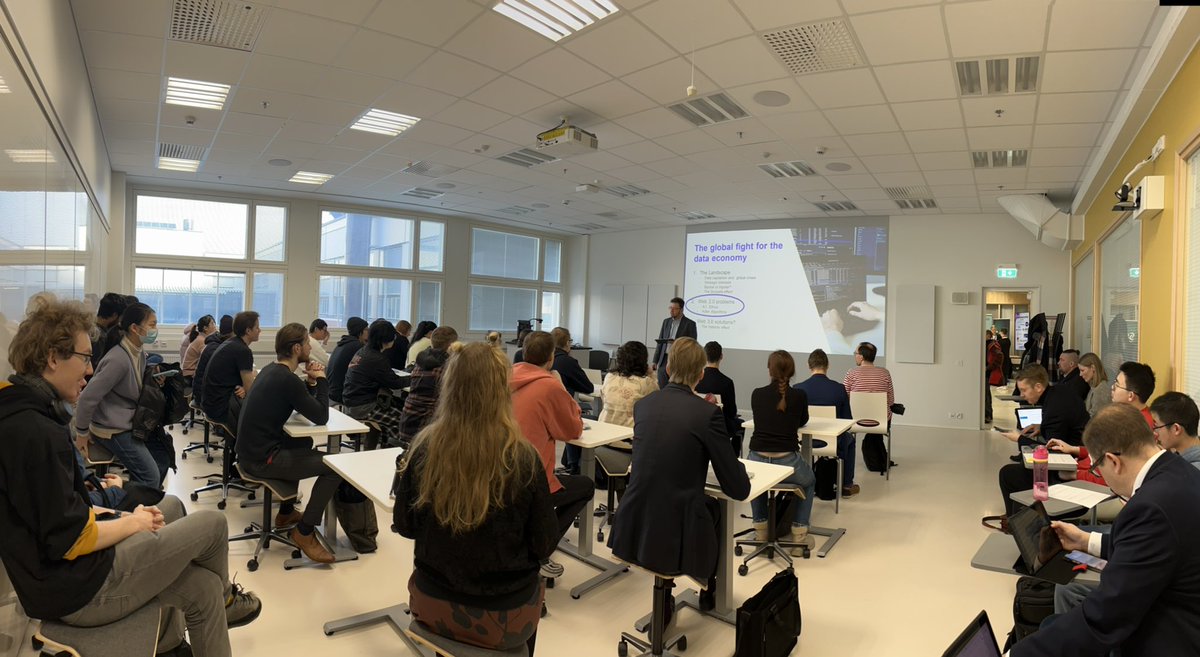 smnyla's tweet photo. Data on yhä biasoitunutta, vaikka asiasta on puhuttu vuosia - niin keynoteissa kuin akateemisissa kirjoituksissa. Esimerkiksi hakiessa AI-kuvia naisesta, vanhat naiset puuttuvat. ”This is not funny, this is dangerous.” @TimoHarakka @UniLUT #DuuniExpo https://t.co/mvB545VQSU
