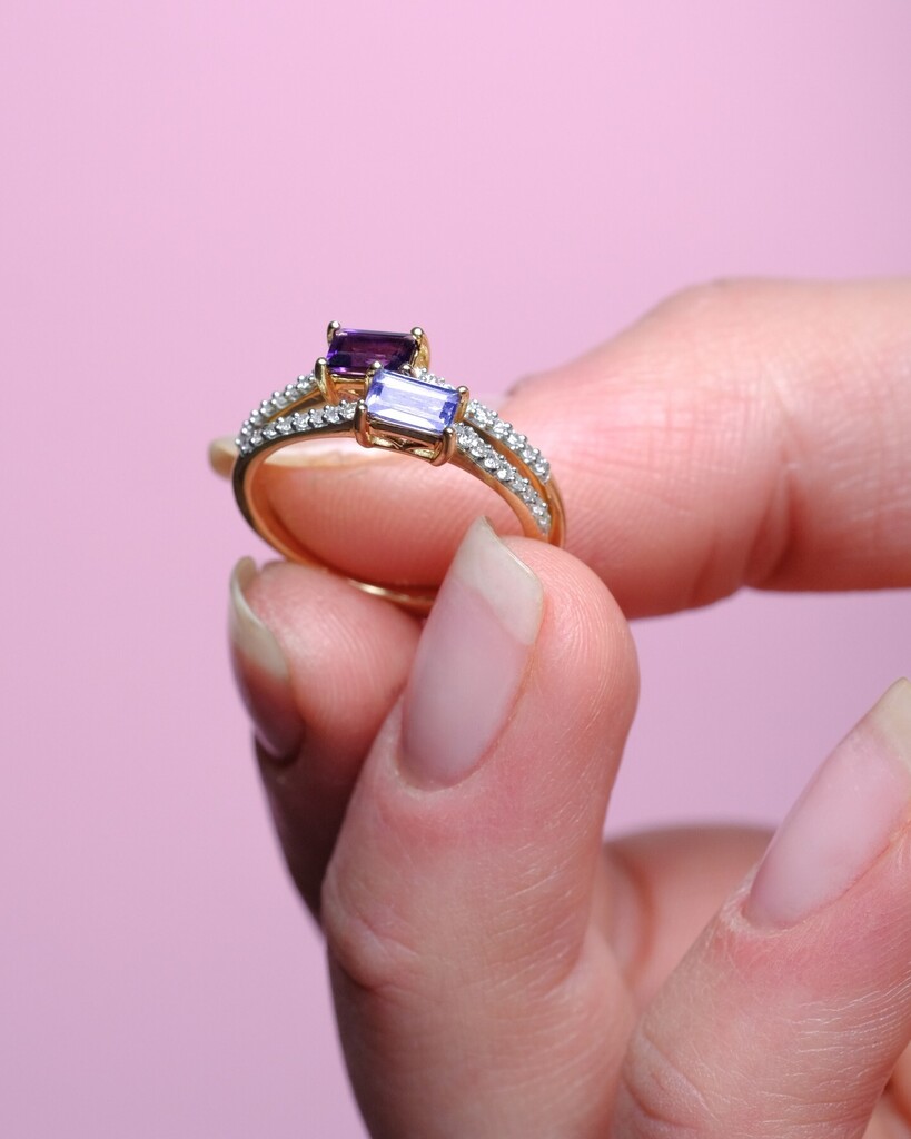 wearevenetia's tweet image. "Styl vintage z tanzanitem i ametystem. Perfekcyjne połączenie elegancji z ulubionym kolorem kobiet"💃

#pierscionek #fiolet#tanzanit #ametyst #diamenty #love  #milosc #luty  #prezent  #bizuteria #dodatki #pierscionki #dlaniej #wearevenetia instagr.am/p/CorSinXuT9E/