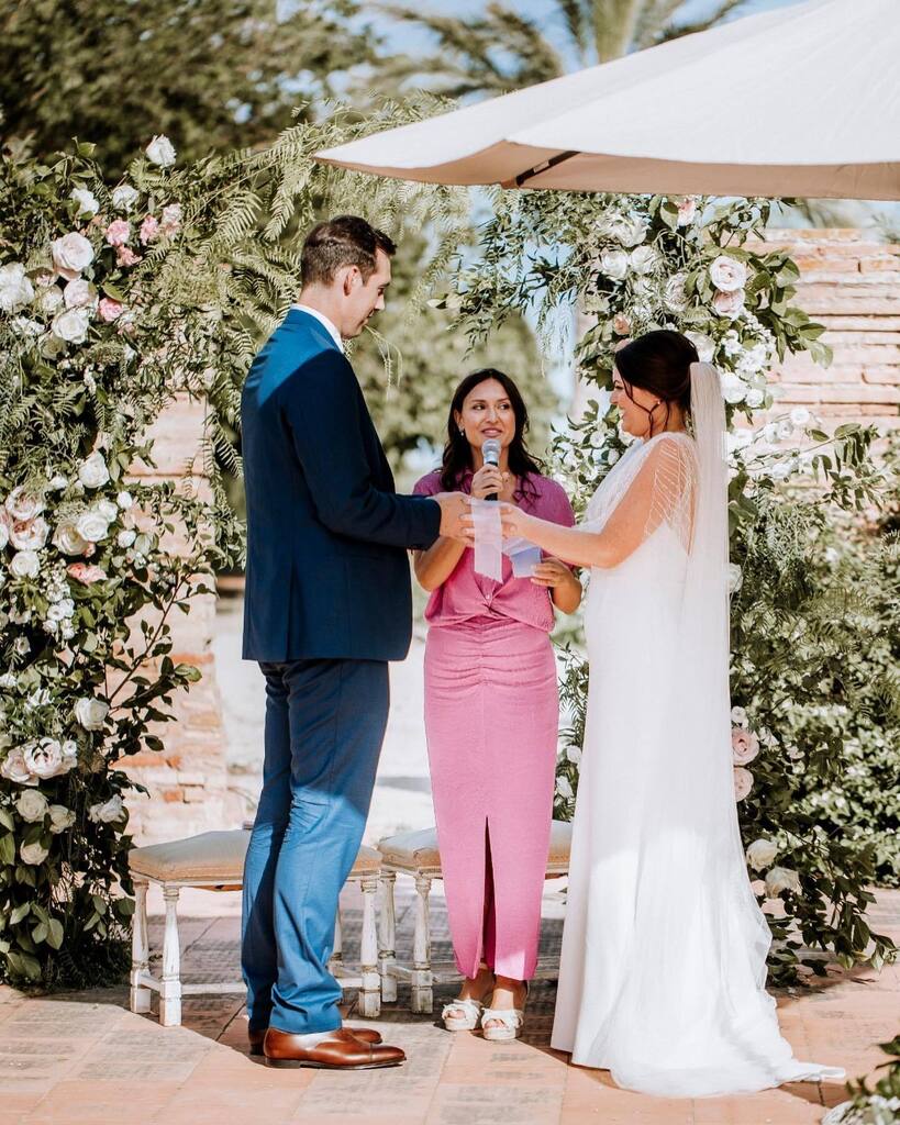 Su ceremonia fue toda en inglés, tenían groomsmen, bridesmaids ¡y muchas ganas de fiesta!⚡️

(Y sí, a su lado me sentí muy pequeñita). 🤷🏻‍♀️♥️

#NoviosMeraki R&amp;D
Fotos @yabikuweddingphotography 
En @cartujadearachristi @gourmetcateringespacios 
Con @elta… instagr.am/p/CorMjngNqK1/