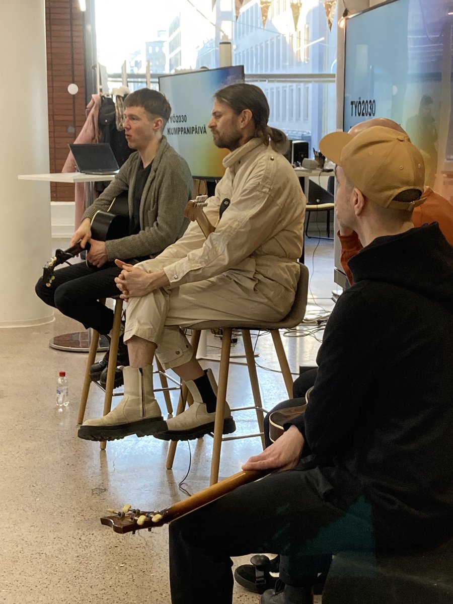 TeijaFelt's tweet photo. TYÖ2030# Kumppanuuspäivällä Olavi Uusivirta&amp;bändi: kaaosta ja hallintaa, molempia tarvitaan😁 https://t.co/Ae0o2Tsu5M