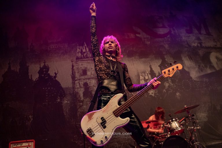 “The band’s theatrical and energetic live shows have earned them a reputation as one of the most exciting acts out there” YES! Their stage is dramatic + sensational = unforgettable⚡️⚡️ @STARBENDERS @Punkinfocus *Photo Credit: Cris Watkins punkinfocus.com/palaye-royale-…