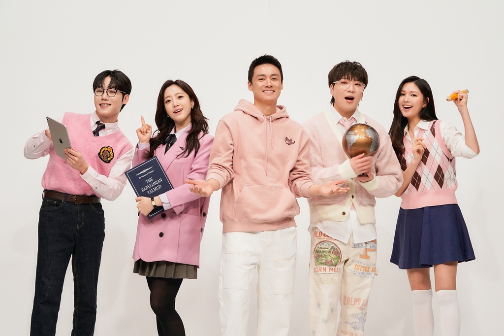 kvibe_yonhap's tweet photo. JTBC’s educational tv show ‘#DifferentialClass’ will be returning to the small screens with season 2, with #WINNER's #KangSeungYoon, #GoldenChild's #LeeJangJun, and #HahmEunJung joining as new hosts! 📚🧐

#차이나는클라스 .@jtbclove 

https://t.co/J6nsco6Dz3 https://t.co/m4n8keFXpB