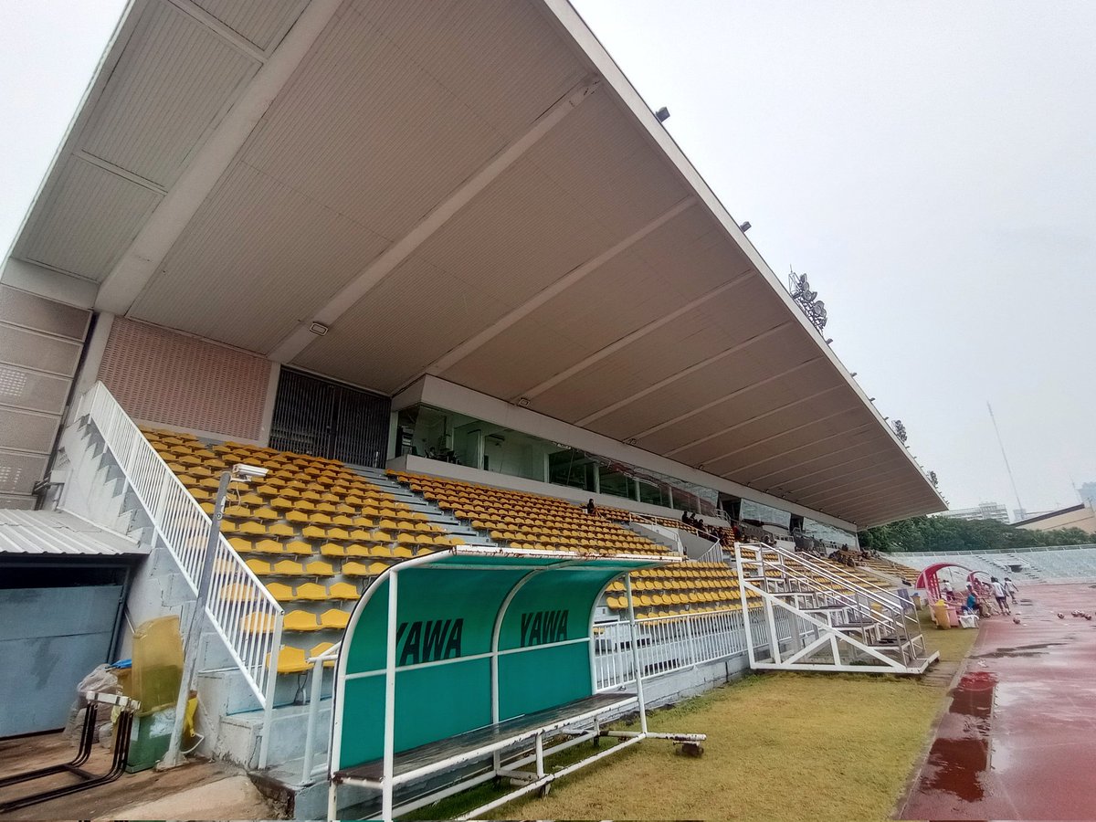 mar1878's tweet photo. T3 BKK: Chamchuri United vs AUU Inter Bangkok. 6th vs 7th. A rainy afternoon here at Chula Stadium. The Samyan Tigers are unbeaten in 2023 and have won 5 of their last 7 games. AUU's form has dipped recently. They are skippered today by former Port player Thongchai Keunkuntod. https://t.co/TP8fWHFwqZ