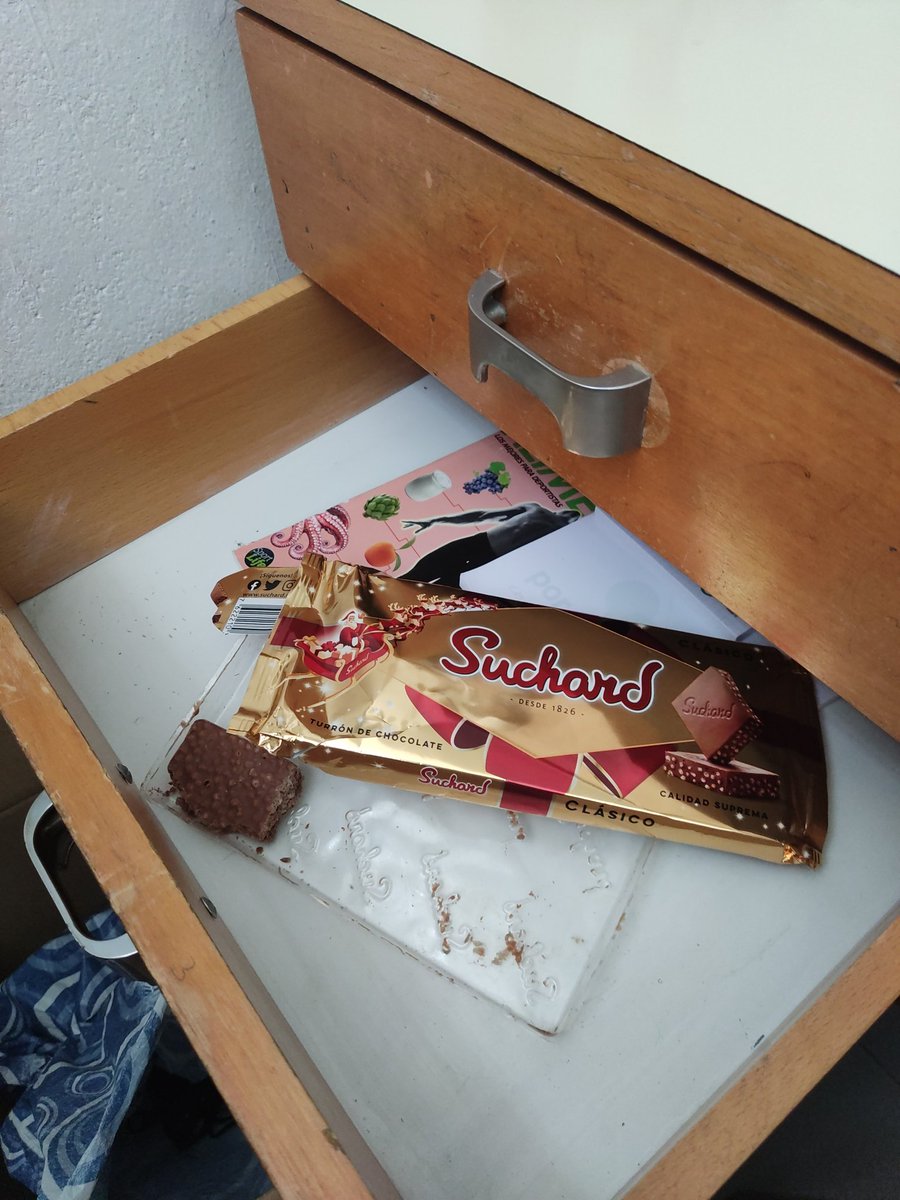 salamancainef's tweet photo. Abrir un cajón para coger el #Tippex y encontrarte esto:
#Turrón
#Suchard
#FelizParaTodoElDía https://t.co/TGej5CkXYD