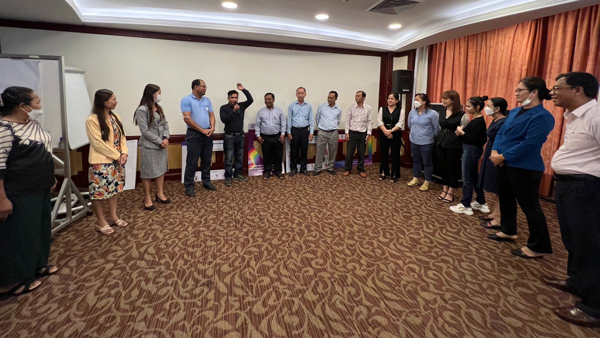 UNAIDS_AP's tweet photo. 2 of every 5 new HIV infections in #Cambodia are among young people, mostly from key population communities.
UNAIDS is proud to collaborate with @YouthLEADAP_ and @KhanaCambodia with support from @dfat to train🇰🇭healthcare providers to better serve these communities. #YKPFirst https://t.co/WXjx6dJO5l