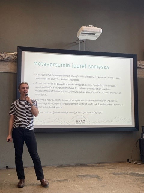 Santeri Suominen avasi puheenvuorossaan mm. metaversumin juuria somessa. Alkamassa on äärimmäisen mielenkiintoinen päivä <a href="/HelsinkiXR/">Helsinki XR Center</a> <a href="/metropolia/">Metropolia</a> #kojo2023 #yrittäjät #metaversumi #oppiminen