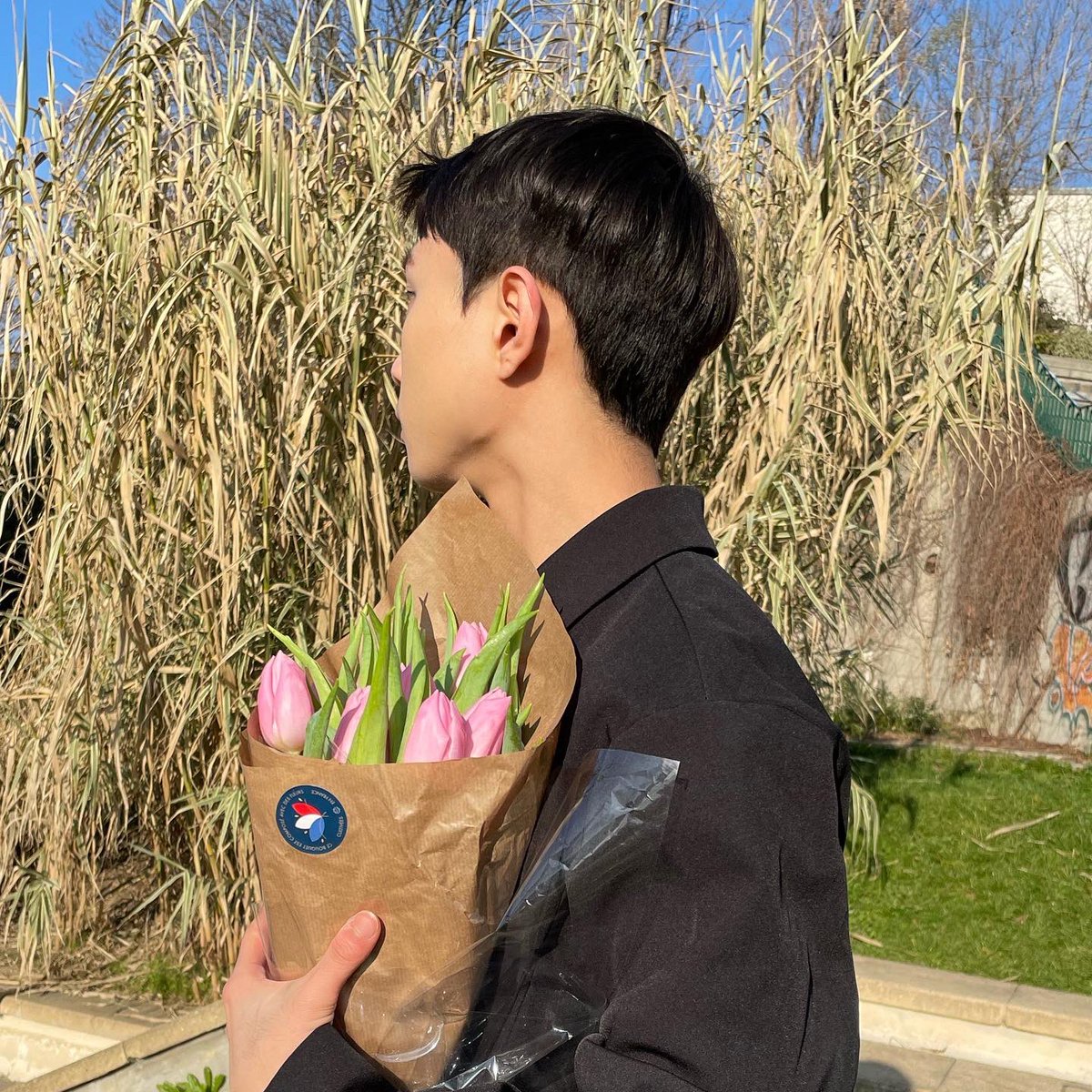 第四次回來巴黎 路還是一樣髒 鳥事一樣很多 巴黎人很煩 但第一次情人節人在巴黎 好幸福 巴黎真的好漂亮 對法國的愛從五年前第一堂法文課到現在完全沒有變過：）