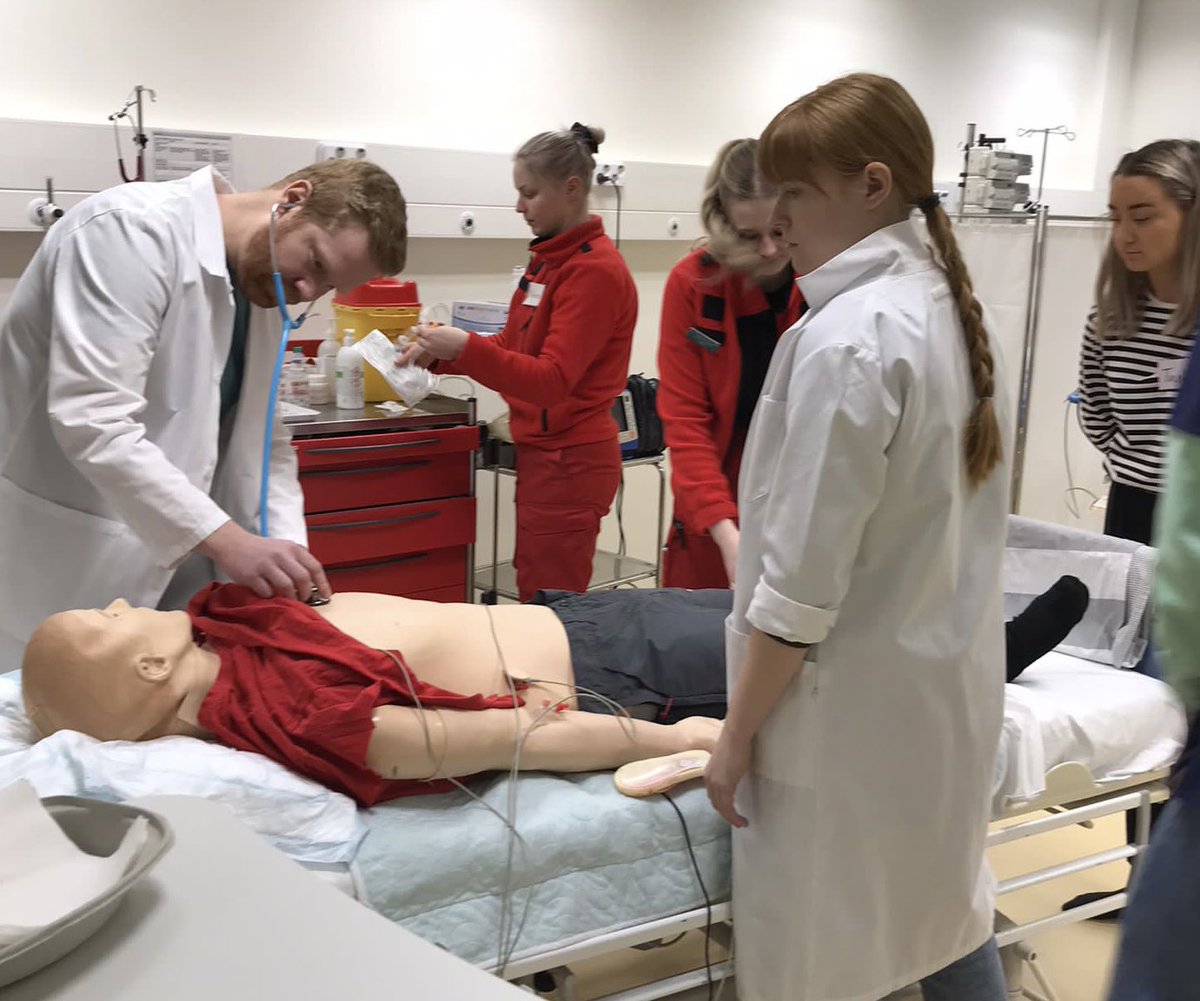 taitokeskus's tweet photo. Ensihoitaja- ja lääketieteen opiskelijat harjoittelivat kirurgissisätautisten hätätilapotilaiden hoitoa 🤩
#emergencymedicine #paramedicalstudent #medicalstudent #interprofessionaleducation
@taitokeskus @TampereUni @TAMK_UAS @TampereUniMET @Pirha_fi @Tays_sairaala https://t.co/wUfdDlMrsy