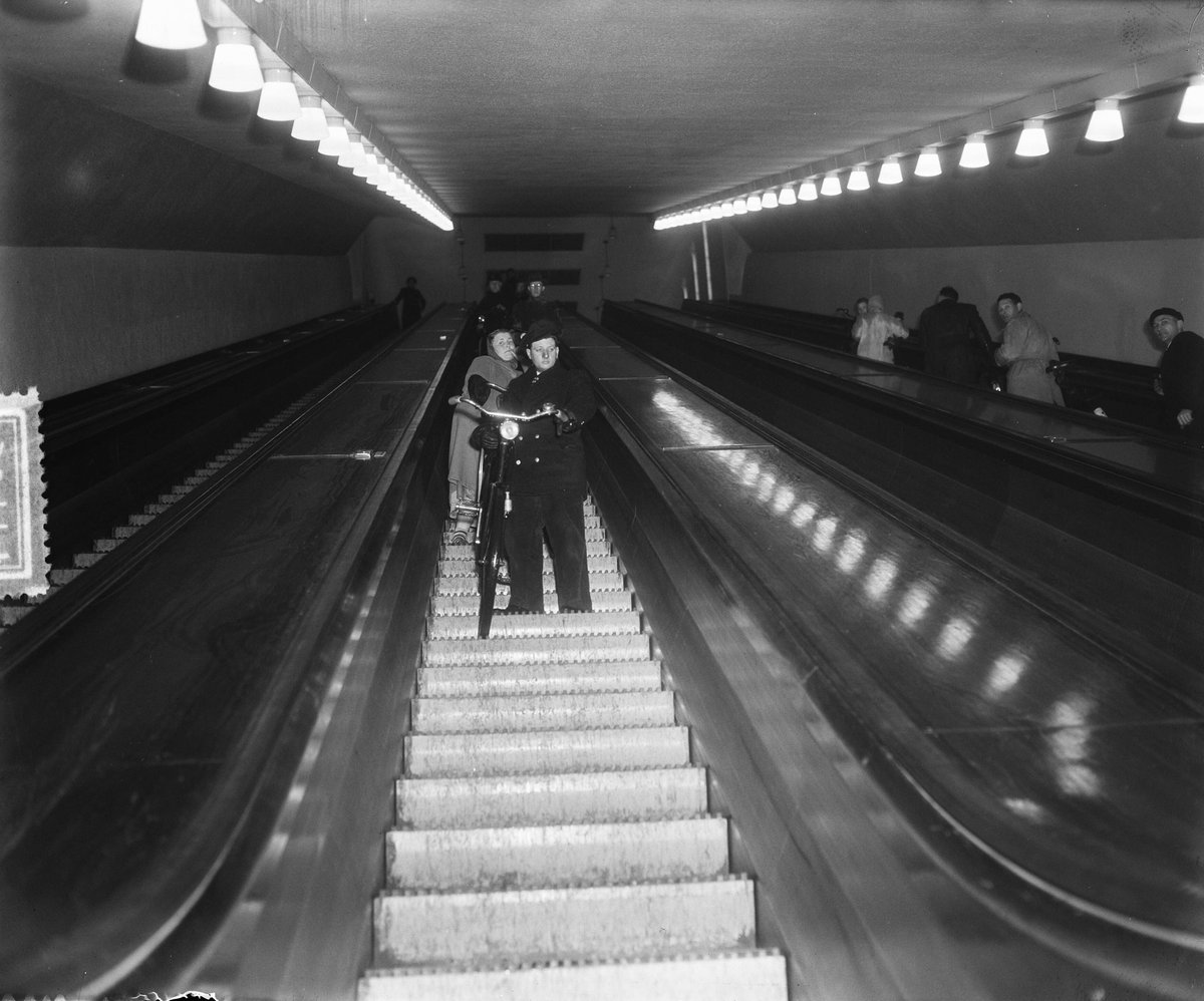 MartjanKuit's tweet photo. Feliciteren jullie Rotterdam allemaal even met de opening van de Maastunnel, vandaag in 1942.

Hier wat fietsers-op-roltrapfoto's om het te vieren.

📷: Harry Pot, Fototechnische Dienst Rotterdam https://t.co/1CA7rdTLdi