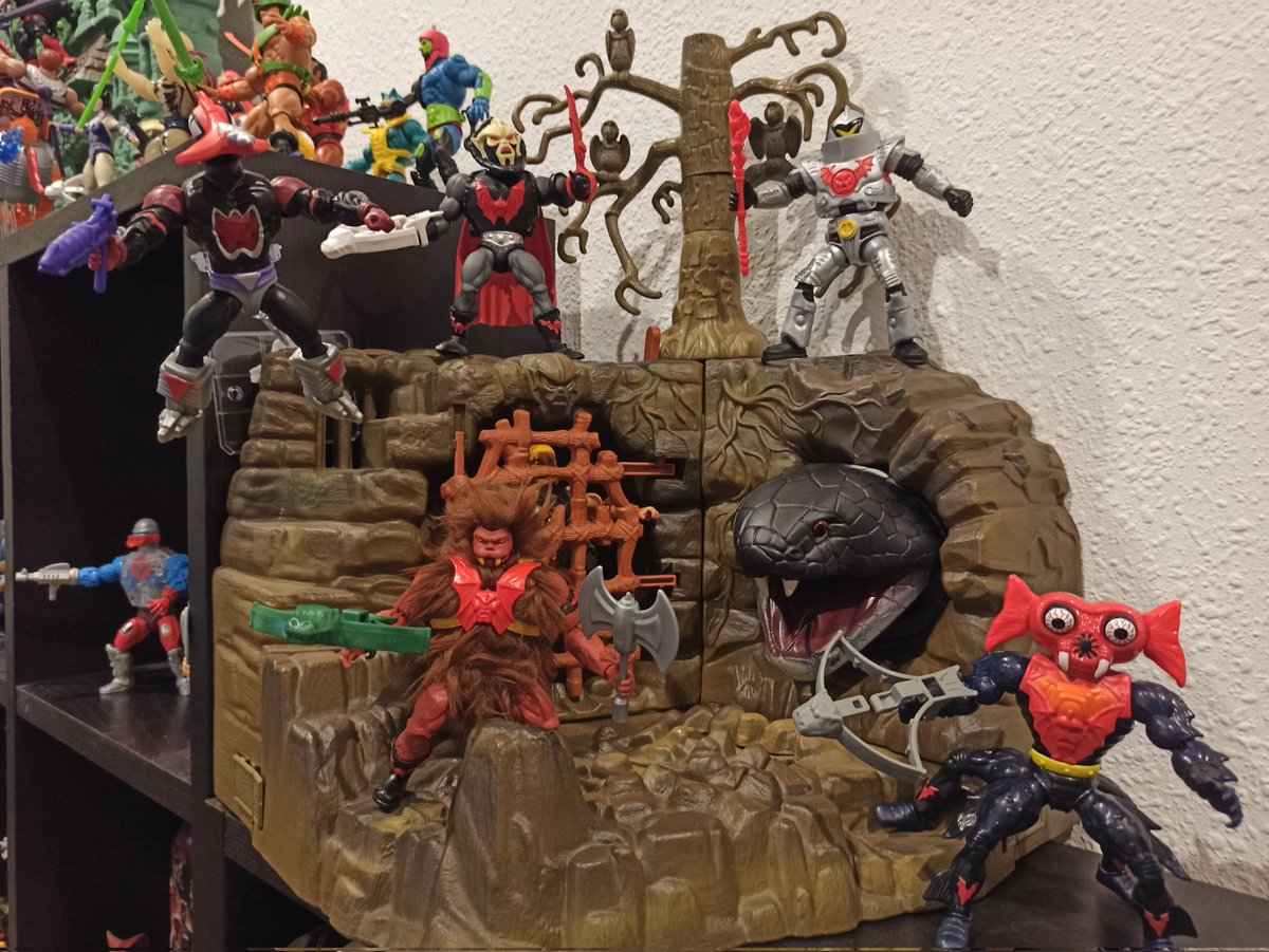 ManuGz3's tweet photo. Buenos días! Quiero agradecer enormemente a @MundoMasters y a Fernando por esta maravillosa Cueva del Terror (me encanta la serpiente de sustitución) que me tocó en el sorteo de uno de sus directos y que recomiendo totalmente si eres fan de #MOTU #MastersoftheUniverse. Gracias ♥️ https://t.co/VJ4xGq5tZq