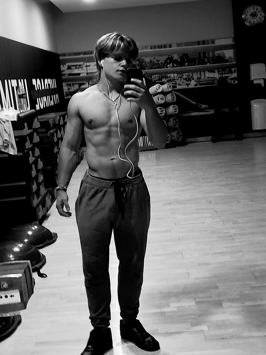 LimitsIsBad's tweet photo. 1 year transformation🚶‍♂️ https://t.co/1j4jSFlLne