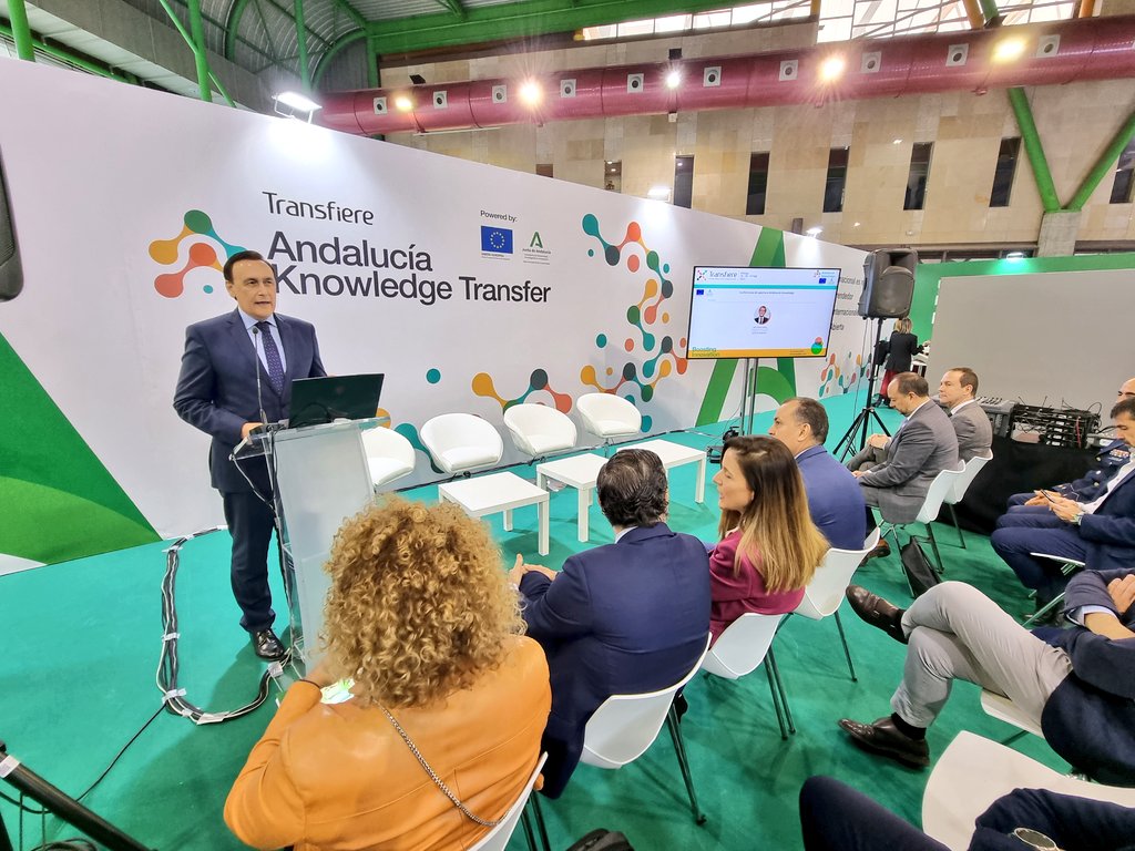 ForoTransfiere's tweet image. ✅ Conferencia de apertura del espacio #AndaluciaKnowledge de #Transfiere2023, un foro donde se hablará del Sistema Andaluz del Conocimiento: transferencia del conocimiento, investigación e innovación abierta.

🗣️ @GoVillamandos, consejero de @UniversidadAnd, da la bienvenida.