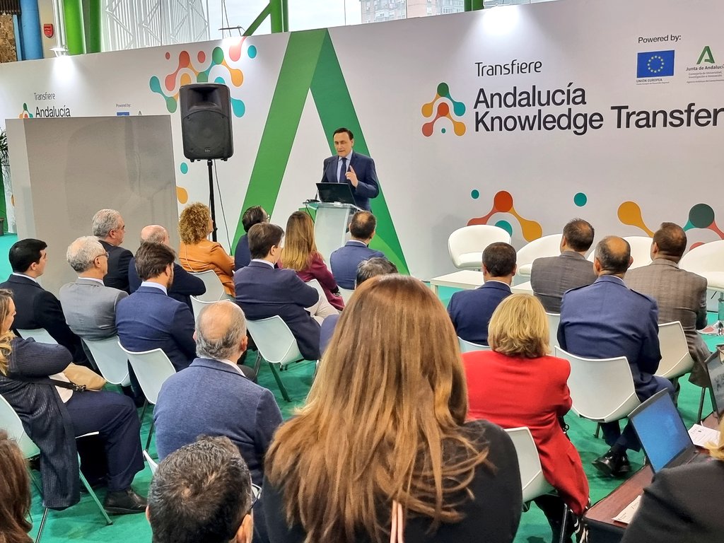 ForoTransfiere's tweet image. ✅ Conferencia de apertura del espacio #AndaluciaKnowledge de #Transfiere2023, un foro donde se hablará del Sistema Andaluz del Conocimiento: transferencia del conocimiento, investigación e innovación abierta.

🗣️ @GoVillamandos, consejero de @UniversidadAnd, da la bienvenida.