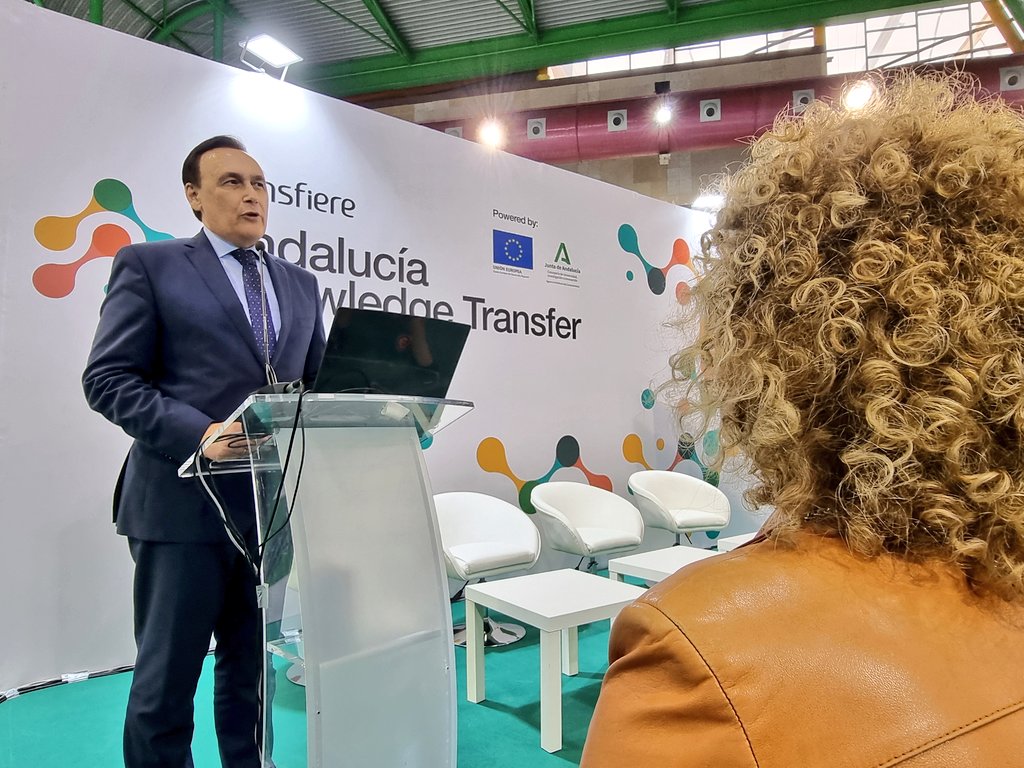 ForoTransfiere's tweet image. ✅ Conferencia de apertura del espacio #AndaluciaKnowledge de #Transfiere2023, un foro donde se hablará del Sistema Andaluz del Conocimiento: transferencia del conocimiento, investigación e innovación abierta.

🗣️ @GoVillamandos, consejero de @UniversidadAnd, da la bienvenida.