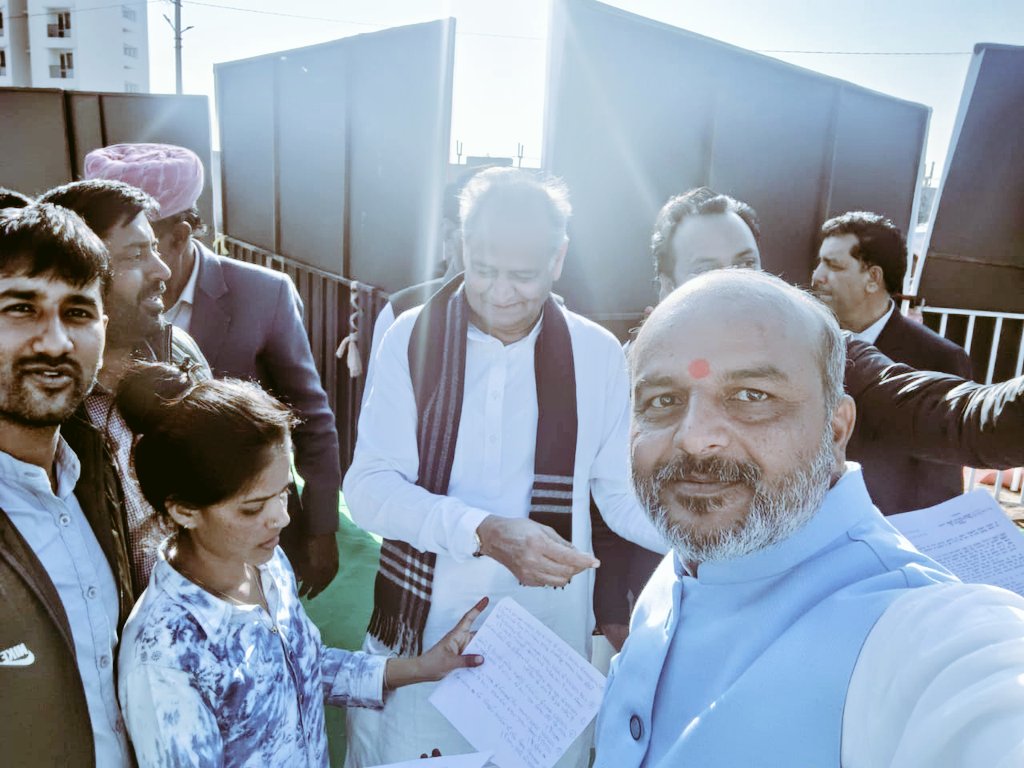 sampatsingh05's tweet photo. #CHA साथियो 16 को आस्वासन मिला है अपने प्रतिनिधि मंडल को!

सरकार सेवा बहाली कर देते है तो 28000 #CHA_परिवार आपके आभारी रहेंगे

उस दिन फिर दीवाली होगी पूरी उमीद है  गहलोत जी को फूलों की बरसात करेंगे खुशियों के पल होंगे 
@dsrajpurohit291 @sampatsingh05 @aajtak @QamarAnchor @RajCMO https://t.co/aW6Pv4UIW2