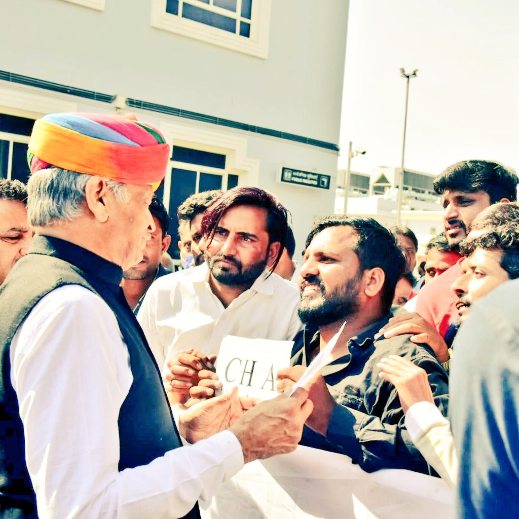 sampatsingh05's tweet photo. #CHA साथियो 16 को आस्वासन मिला है अपने प्रतिनिधि मंडल को!

सरकार सेवा बहाली कर देते है तो 28000 #CHA_परिवार आपके आभारी रहेंगे

उस दिन फिर दीवाली होगी पूरी उमीद है  गहलोत जी को फूलों की बरसात करेंगे खुशियों के पल होंगे 
@dsrajpurohit291 @sampatsingh05 @aajtak @QamarAnchor @RajCMO https://t.co/aW6Pv4UIW2