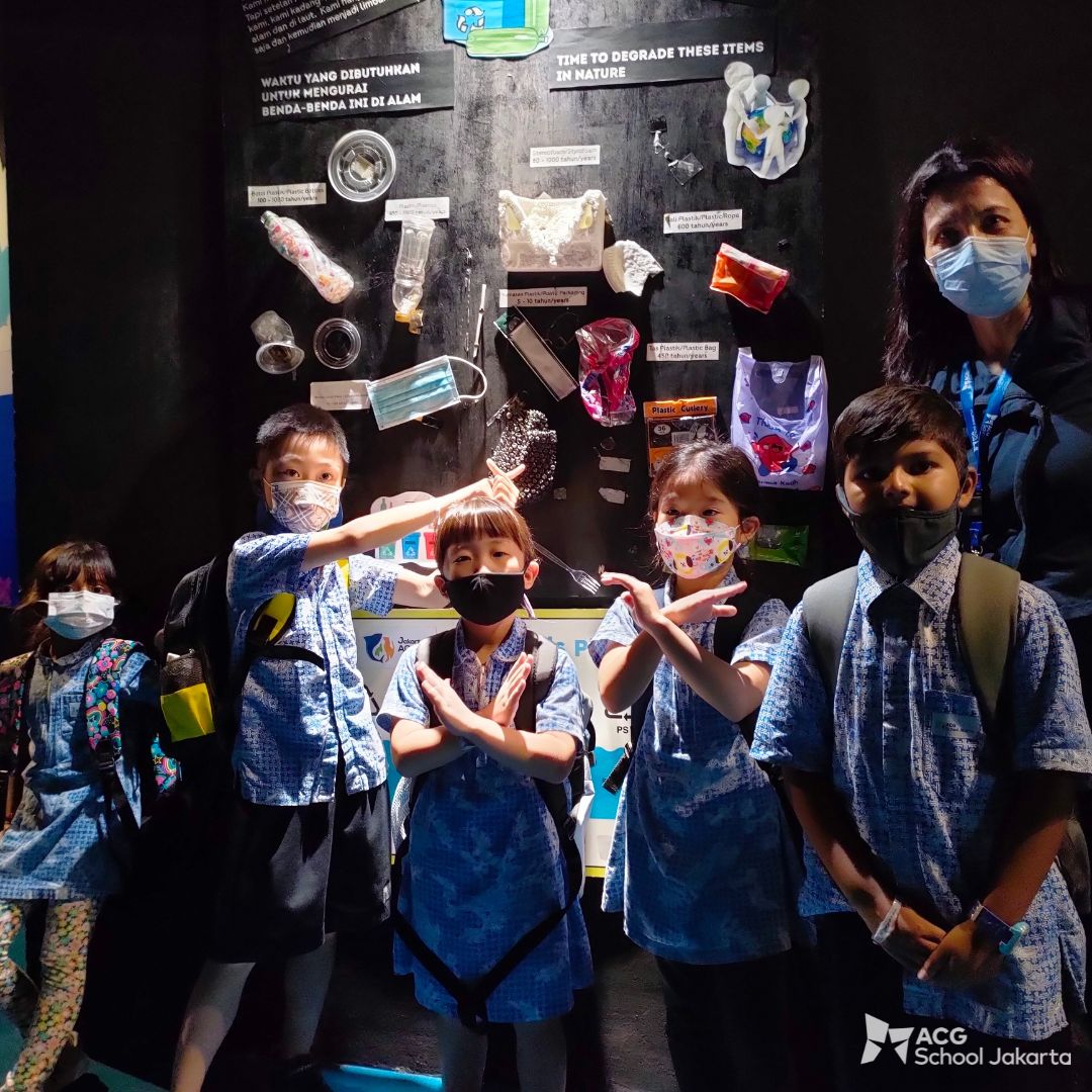 ACGJakarta's tweet photo. On Monday, our Year 2 and Year 6 students shared a guided excursion day to the Jakarta Aquarium and Safari to consolidate their Sharing The Planet Units of Inquiry. #acgschooljakarta https://t.co/OvnMbXK6BI
