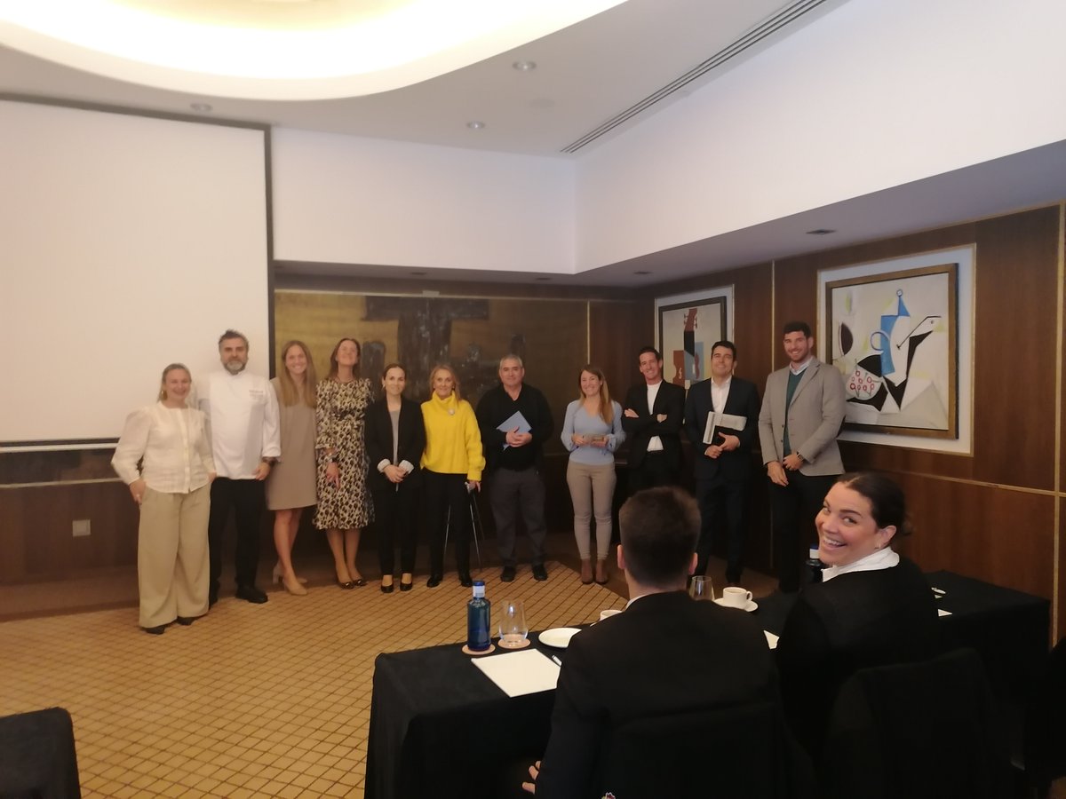 VatelMalaga's tweet photo. Los alumnos han realizado sus clases en el #HotelDonPepeGranMeliá 
Rocio Galán, Director of  Operations del Centro de Operaciones Málaga y su profesora de Revenue Management han recibido a sus alumnos de #VatelMalaga en su hotel, formando a los alumnos con ejemplos reales https://t.co/GN6VXuwtqL
