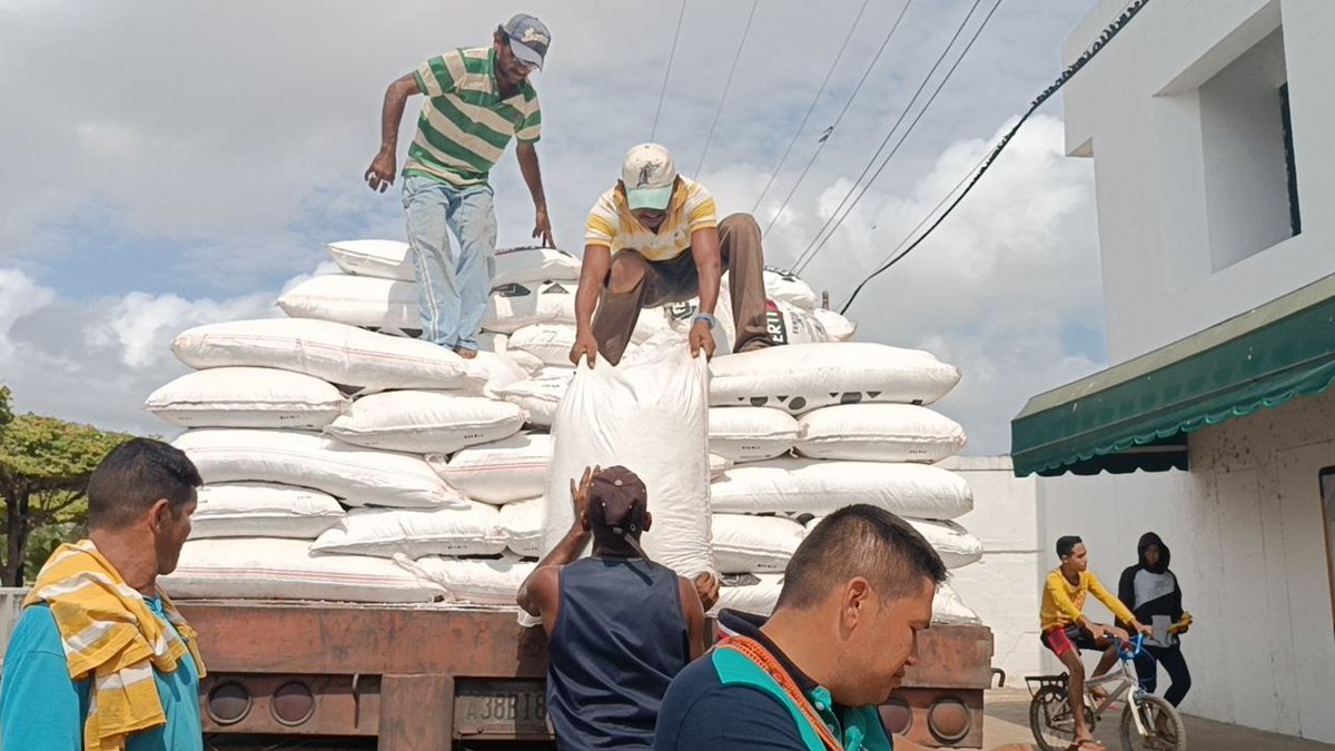 PequivenAMC's tweet photo. 📍Con el objetivo de seguir fortaleciendo la producción agroalimentaria del país, se realizó la Expo Venta de Fertilizantes N°207 desde Carrasquero #Zulia, beneficiando a más de 60 productores con 30 toneladas de fertilizantes.🇻🇪

@TellecheaRuiz 
@PrensaPequiven https://t.co/OmTn5F4tkx