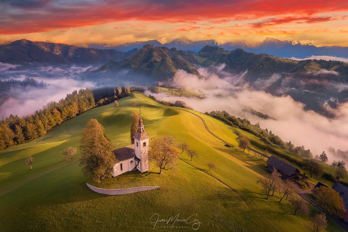 Mágica mañana de niebla sobre la Iglesia de Santo Tomás en Eslovenia  #slovenia #StThomas #sunrise #Church #fog #adventure #photography #autumn #landscape #nature #colorful #foggy #skofjaloka #drone #dronephotography