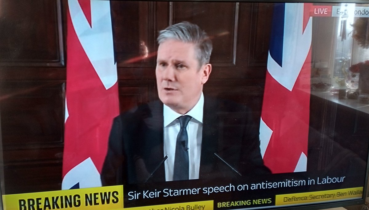 mrsDugskullery's tweet photo. I couldn't stand Keir Starmer more if I were trying.
Because, I don't believe there was ever an influx of racists under Jeremy Corbyn, I didn't believe it then and I don't believe it now.

This was about ousting Socialists. Stick your flags.

New Socialist Party..... please.
🥀 https://t.co/75wPTVhnVw