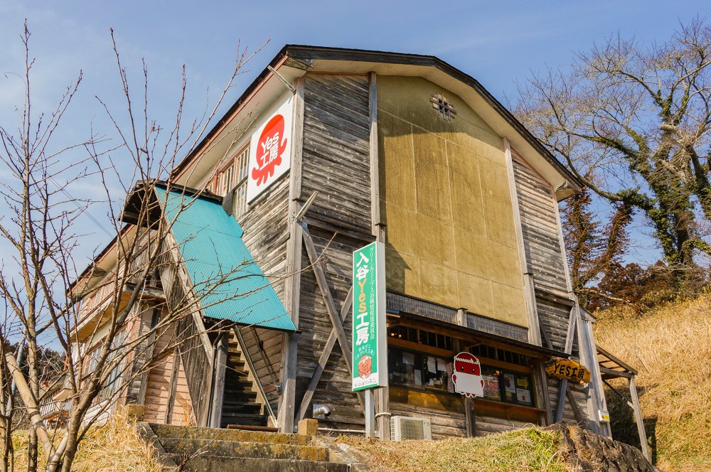 最近Yes工房を知った皆さんに、なんでYes？のご説明です。☺️
工房は廃校になった入谷中学校の特別教室をリノベして使用していることから…
廃校工房→はい工房【廃（校）工房】→Yes工房 という三段落ちで名づけています。😅
震災後の立ち上げで、はい・Yesという前向きな意味も込めています。☺️🐙