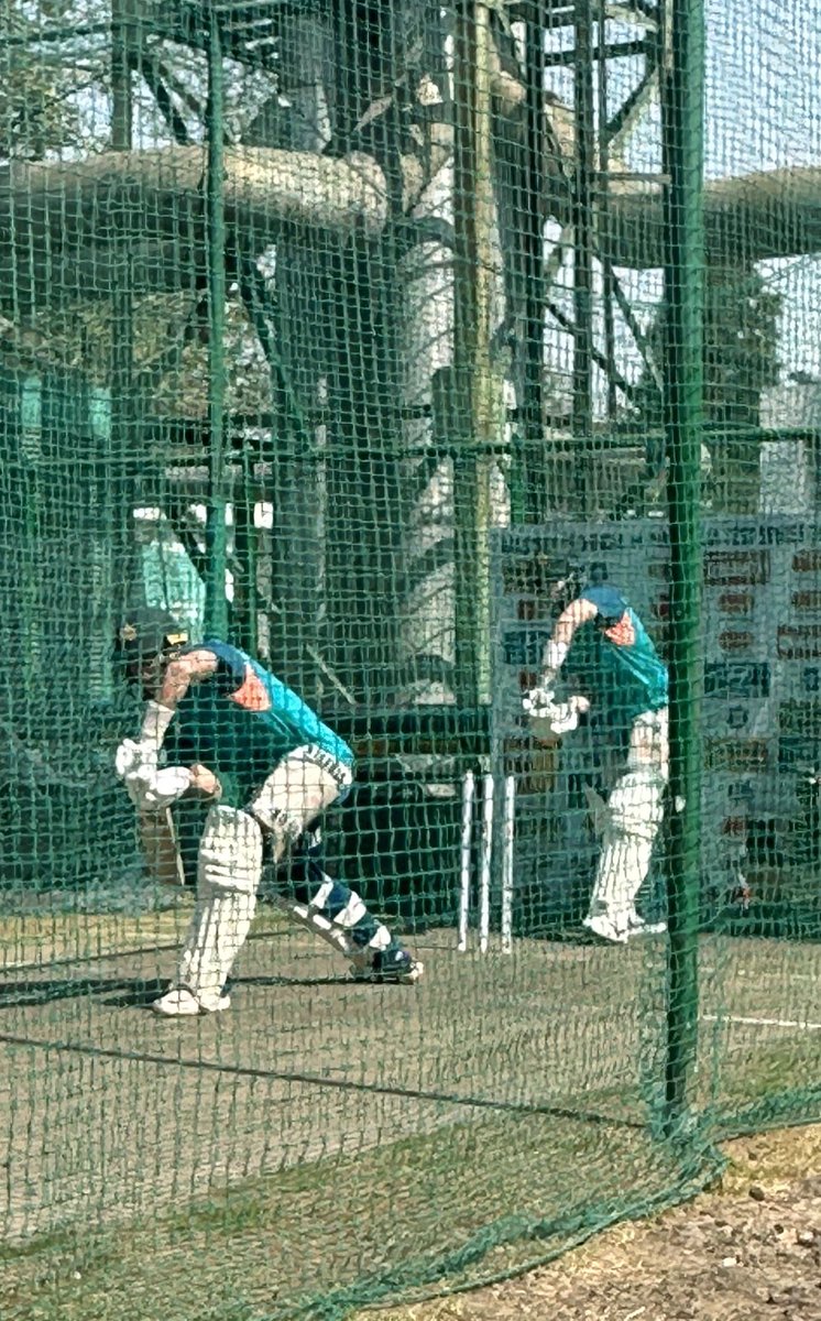 beastieboy07's tweet photo. Here are @stevesmith49 and @marnus3cricket taking batting in pairs to the next level. They’re facing the bowler together, at the same time #IndvAus https://t.co/TMsBdLKdZJ
