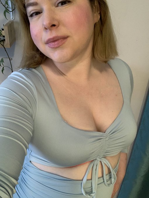 ✨TYSM for 3K Twitter!! 🎉   Unlimited FREE trials of my Onlyfans for the next 3 days to say thank you