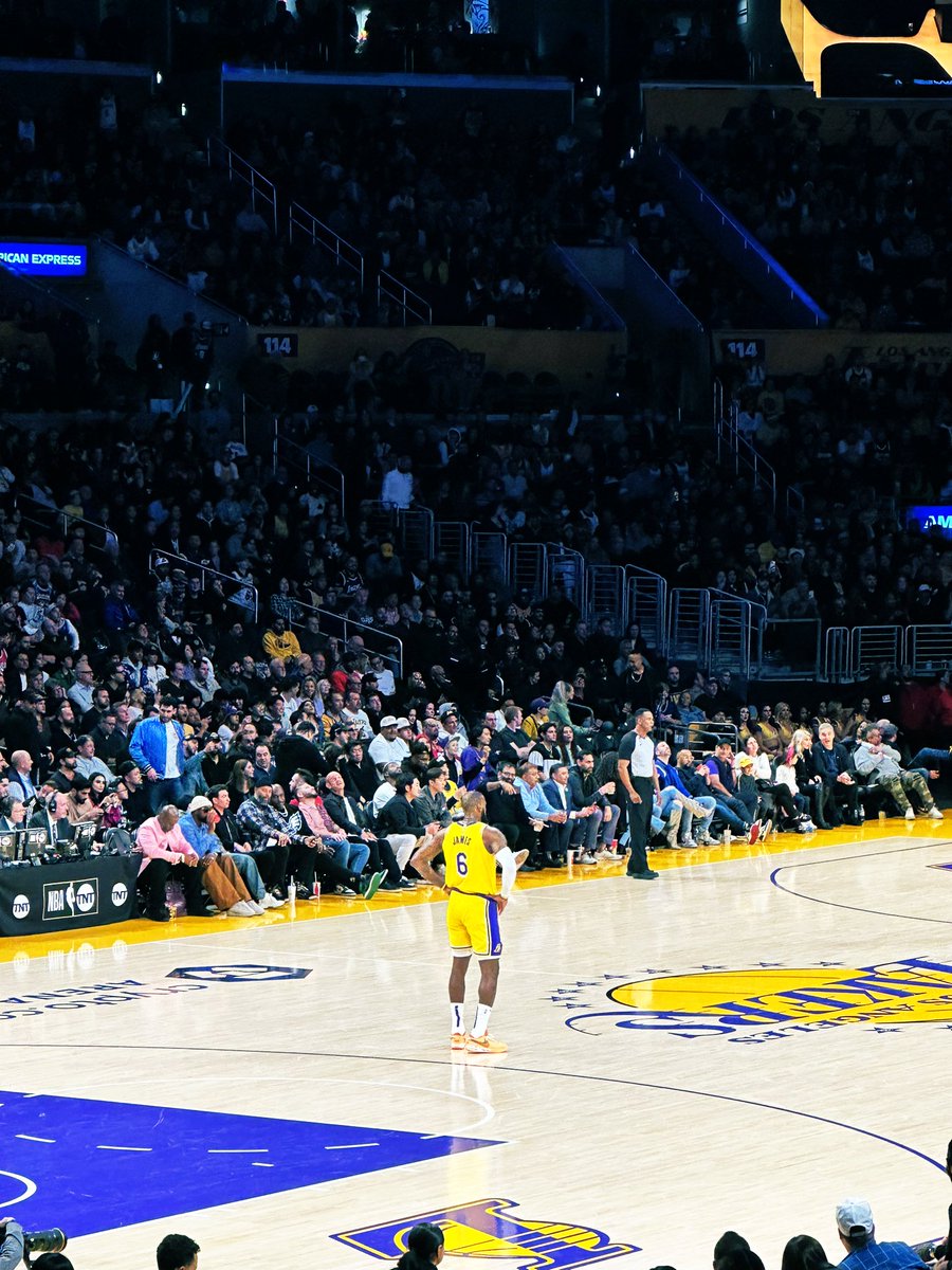 YmanKhan's tweet photo. lebron james is the greatest player of our generation, seemingly ageless athleticism at age 38 🏀👑🙌🏽 https://t.co/CpmzMILLhh