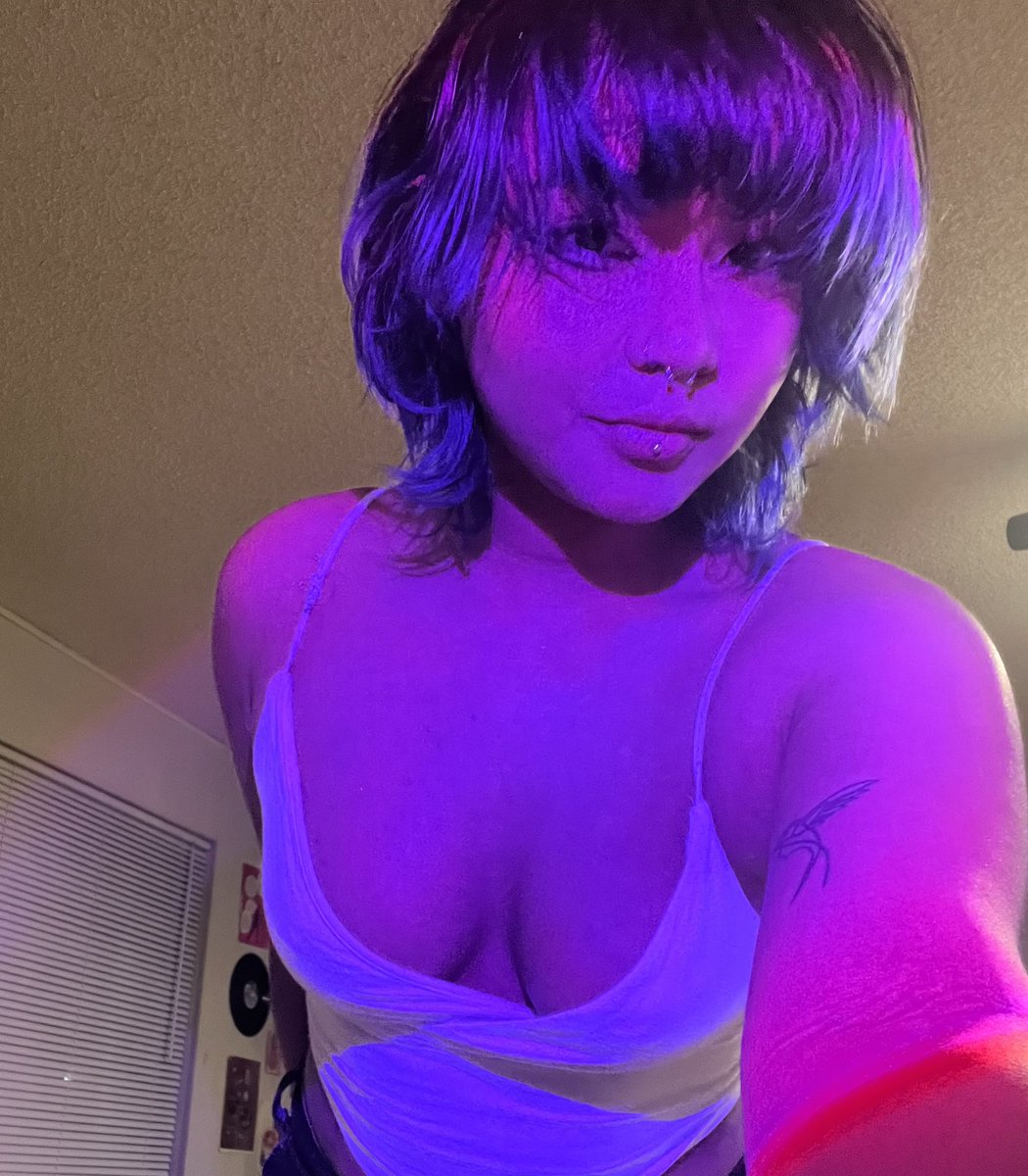 taitano_zoe's tweet photo. pov: ur my sunset lamp https://t.co/KLcozwwvVp