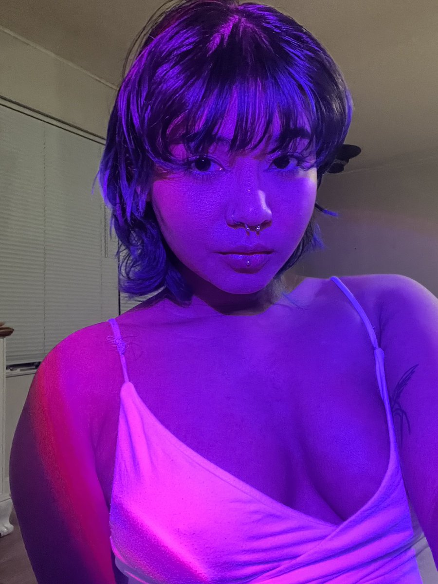 taitano_zoe's tweet photo. pov: ur my sunset lamp https://t.co/KLcozwwvVp