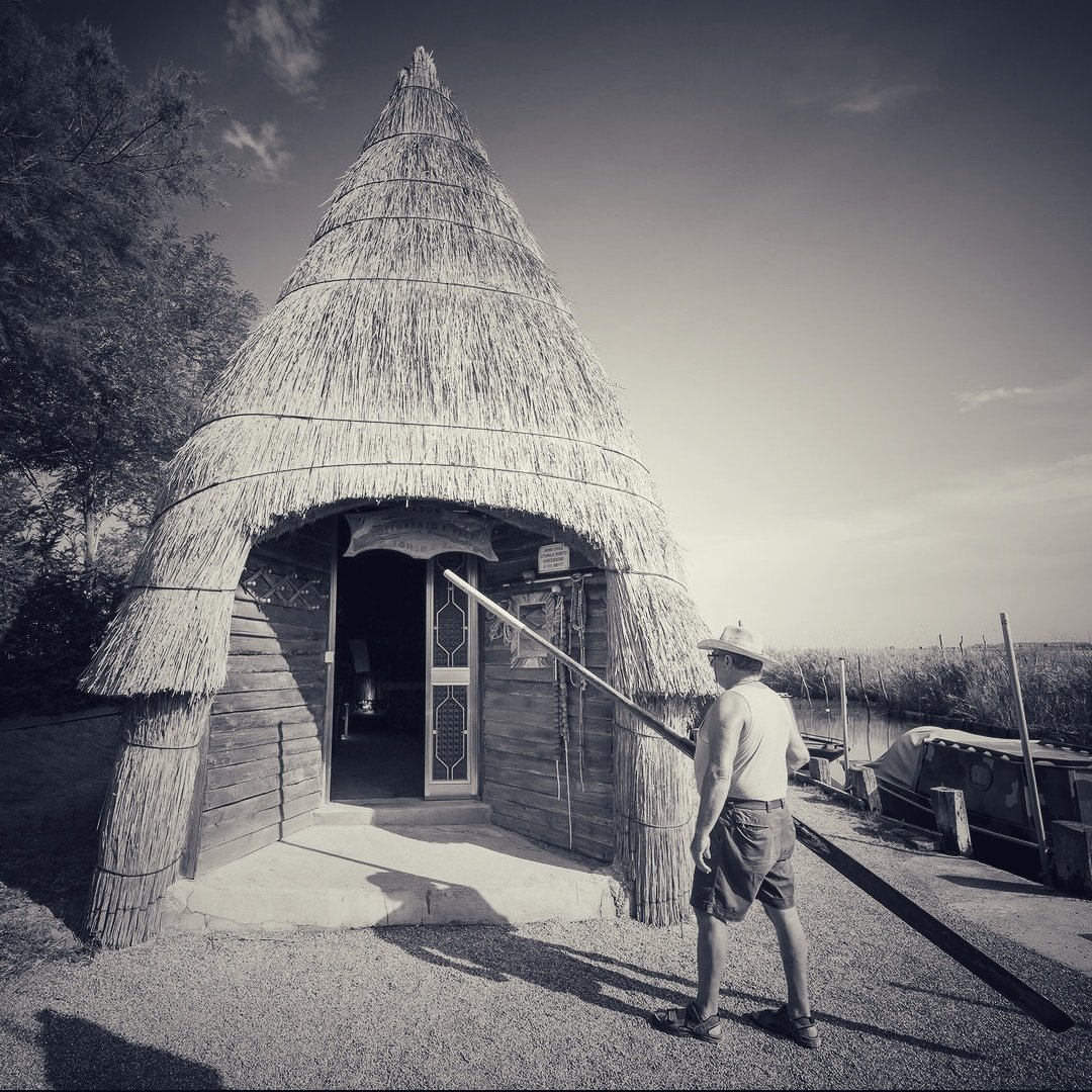 caorletourism's tweet photo. Il casone della Laguna di #Caorle è la costruzione che veniva utilizzata come rifugio, deposito di reti e attrezzi da pesca nonché abitazione dei pescatori. Ambiente unico con tetto in canna palustre, porta d’ingresso, due finestre, pavimento in terra battuta e focolare al centro https://t.co/Xxv4Rh1DyA