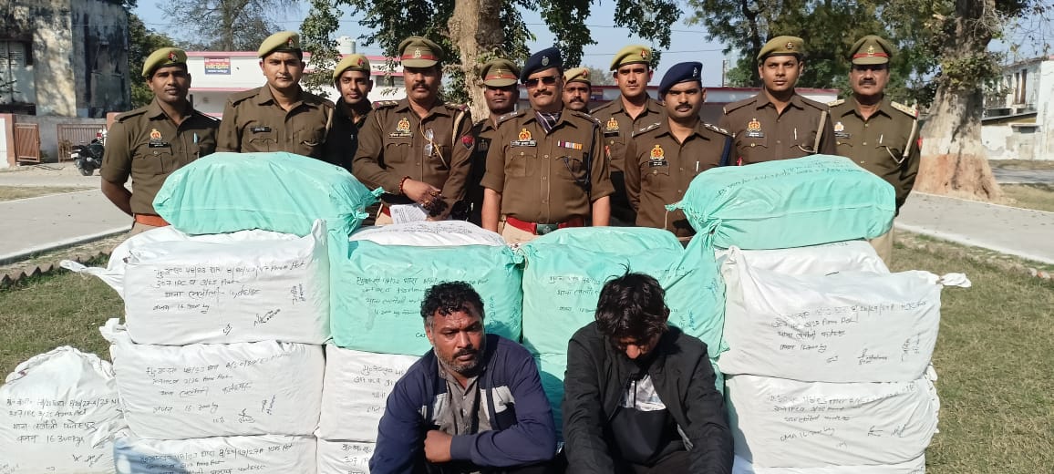 NewsNwi's tweet image. #फतेहपुर कमांडर #RajeshSingh के निर्देश पर ललौली थाना पुलिस ने 02 इंटरनेशनल गांजा तस्कर को गिरफ्तार किया। कब्जे से 06 किलो अवैध गांजा व, 5 कुन्तल, 01 गाड़ी डीसीएम कंटेनर(जिसकी कीमत लगभग 01 करोड़)  01 अदद तमंचा, 315 बोरी जिंदा कारतूस बरामद हुए है। @fatehpurpolice @Uppolice