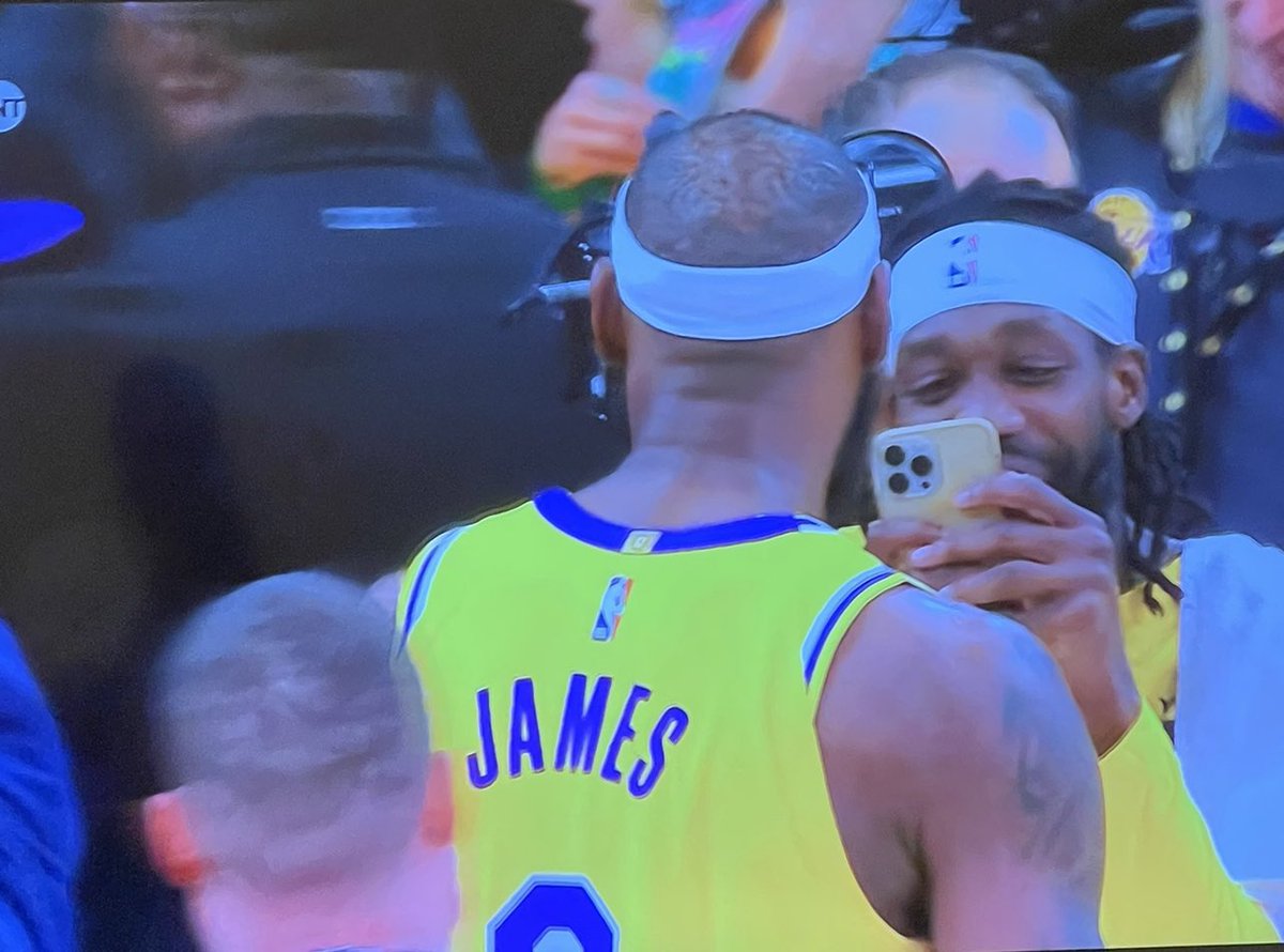 Ldarg26's tweet photo. Pat bev whipping out his phone had me crying 🤣🤣🤣 https://t.co/orKsa1WwkV