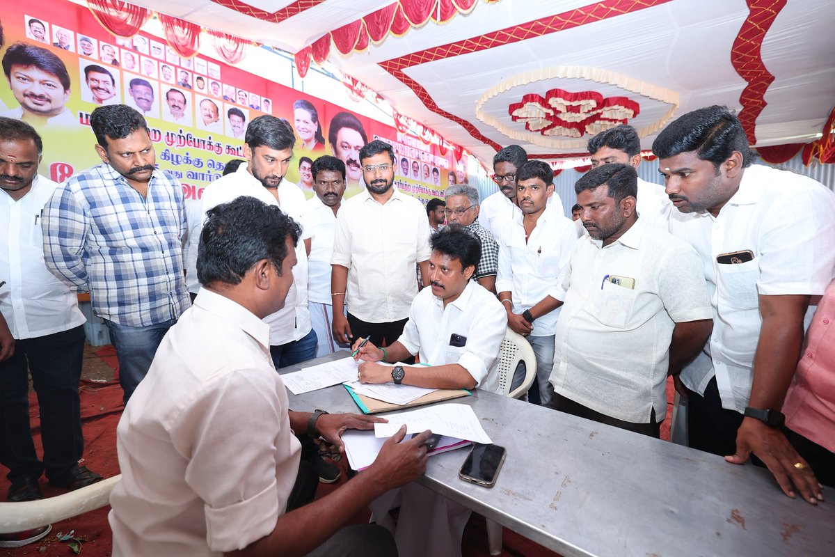 Anbil_Mahesh's tweet photo. கழகத் தலைவர் @mkstalin அவர்களின் ஆனைக்கிணங்க ஈரோடு(கி) தொகுதி வேட்பாளர் @EVKSElangovan அவர்களின் வெற்றிக்காக பாகம் எண் 20, 21, 22, 23 பகுதிகளில் களப்பணியாற்றும் திருச்சி(தெ) மாவட்டம் &amp; அப்பகுதி கழக நிர்வாகிகளிடம் வாக்காளர்களின் எண்ணிக்கை, வசிப்பிடம் குறித்து கேட்டறிந்தோம். https://t.co/7AFulI88Pz