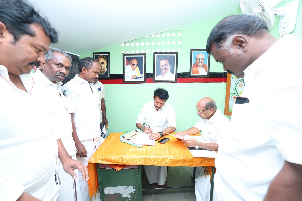 Anbil_Mahesh's tweet photo. கழகத் தலைவர் @mkstalin அவர்களின் ஆனைக்கிணங்க ஈரோடு(கி) தொகுதி வேட்பாளர் @EVKSElangovan அவர்களின் வெற்றிக்காக பாகம் எண் 20, 21, 22, 23 பகுதிகளில் களப்பணியாற்றும் திருச்சி(தெ) மாவட்டம் &amp; அப்பகுதி கழக நிர்வாகிகளிடம் வாக்காளர்களின் எண்ணிக்கை, வசிப்பிடம் குறித்து கேட்டறிந்தோம். https://t.co/7AFulI88Pz