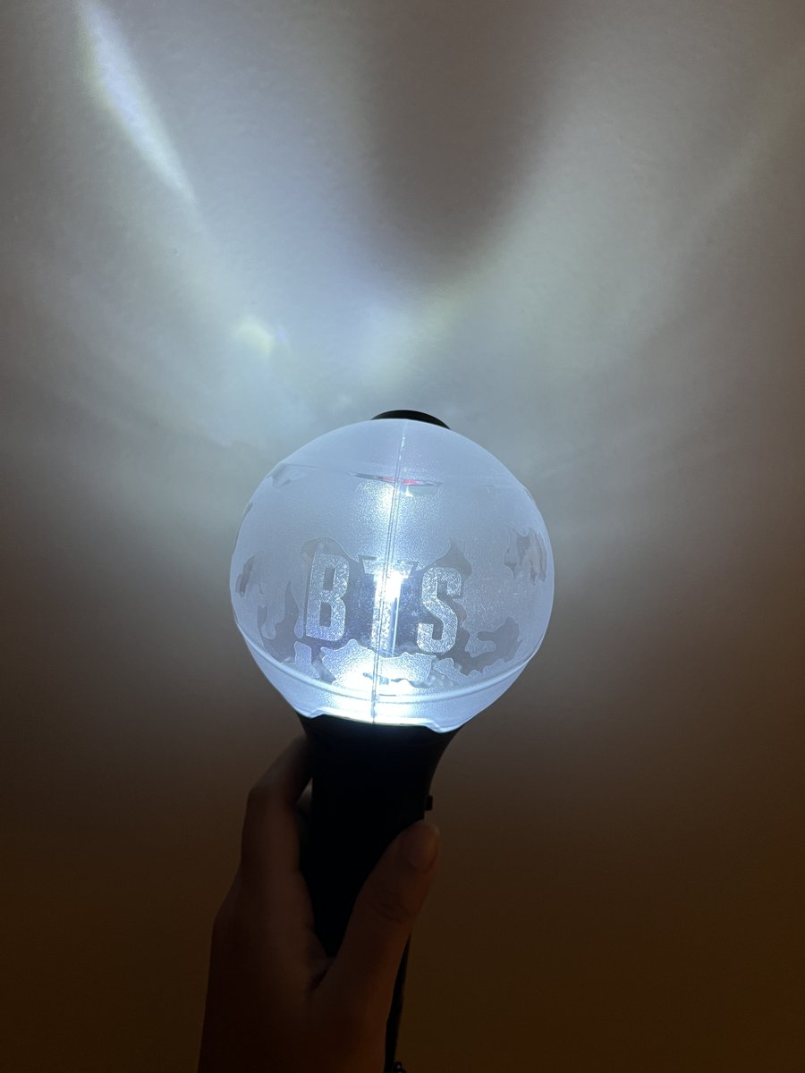 cheonsacarteu's tweet photo. wts lfb bts lightstick ph #cheonsa_sells

UNSEALED OFFICIAL ARMY BOMB VER. 3 

 — ₱1,400 (PAYO) 
 — mint condition 
 — includes box, bag for ls, and strap 

dm me for more photos/videos https://t.co/7m9hiurm52