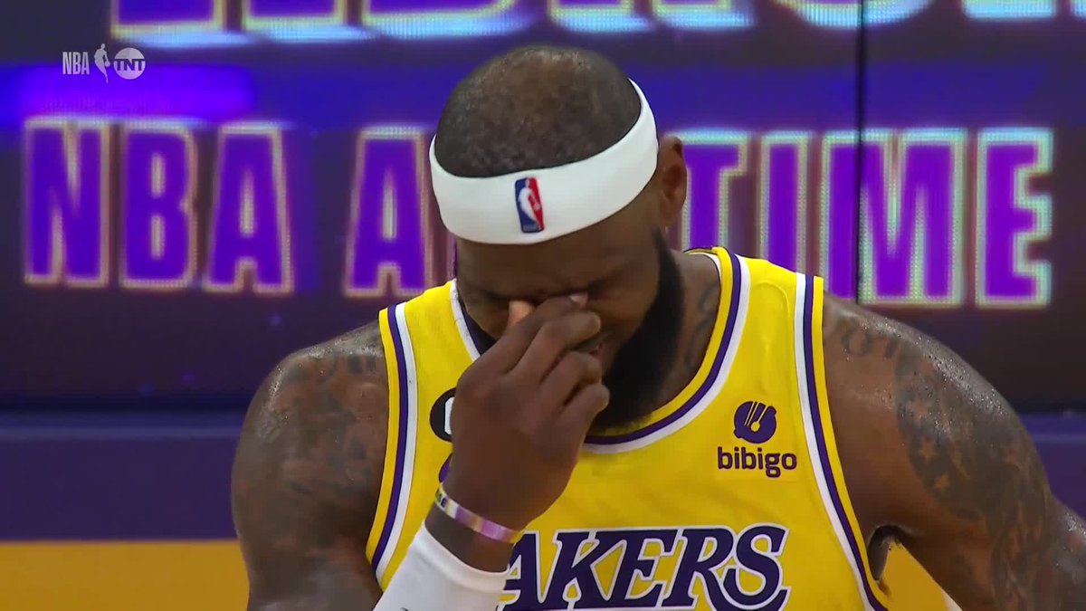 6 Seasons and a Moving Screen tweet media