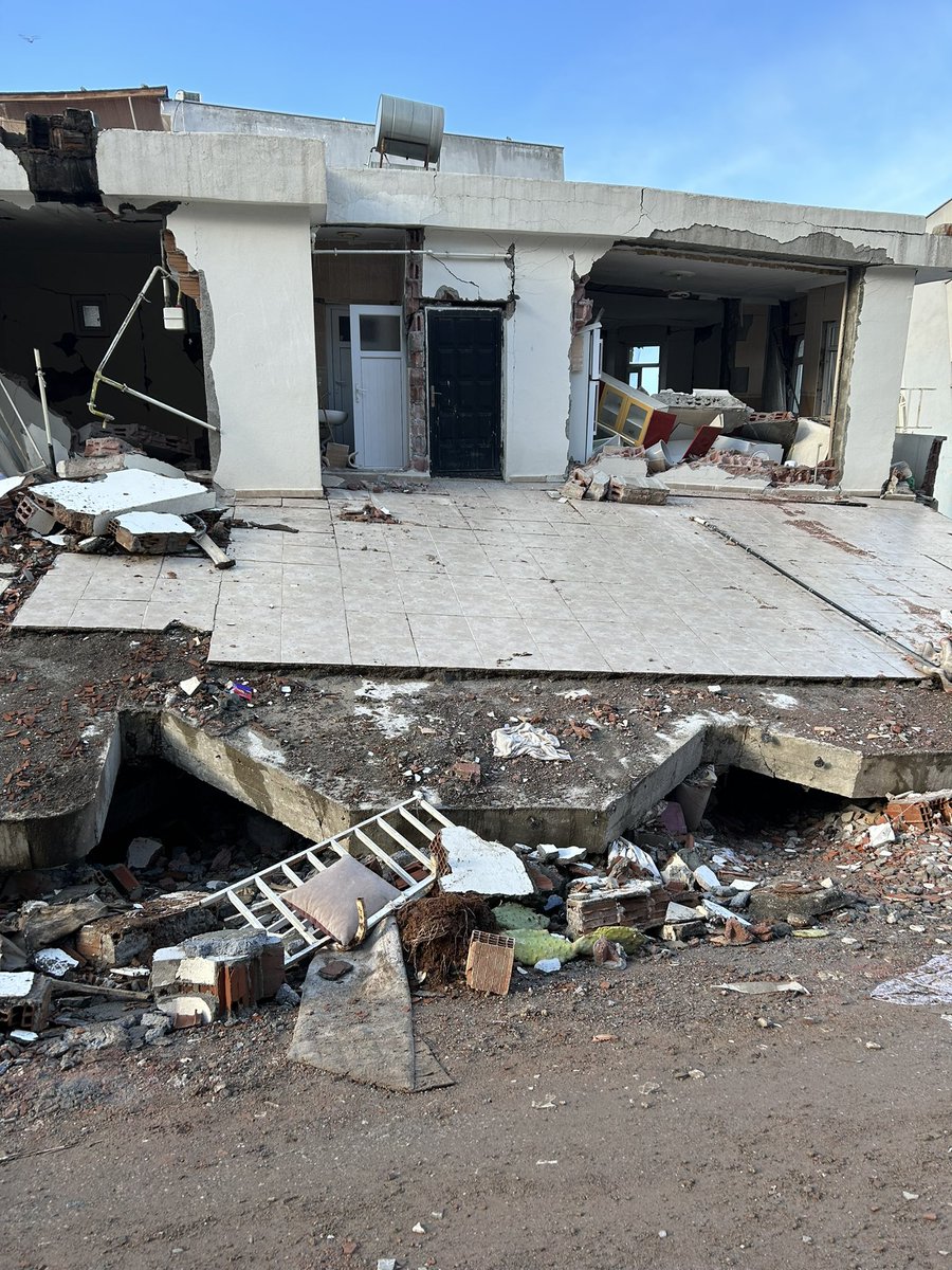 Ömer Faruk Dellal 
Sakine Dellal
Ayşe Dellal
Zeynep Dellal

Turgut Reis Mahallesi 133. Sokak No:22 
Kat:1 Daire:1 #Adıyaman ne olur bir ekip yollayın en alt kattalar, ne olur yardım yollayın.