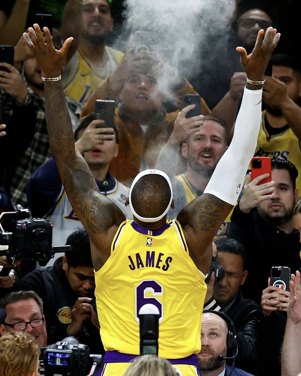Akron, 8 febbraio 1992.
Dei bambini poveri usano una tanica del latte inchiodata ad un palo del telefono come canestro. Il più vivace si chiama LeBron James.

Los Angeles, 8 febbraio 2023.
Nessun giocatore nella storia ha segnato più punti in NBA di LeBron James.

#NBAtipo