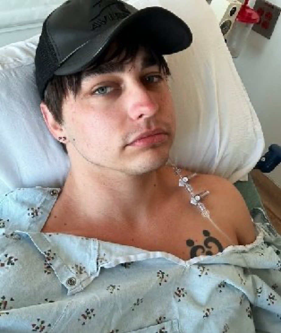 Sam_Jam__'s tweet photo. cancer is such a scary thing and it breaks my heart knowing colby has to experience this. praying for you man. #fuckcancer #ColbyIsStrong https://t.co/r7dZcB1K25