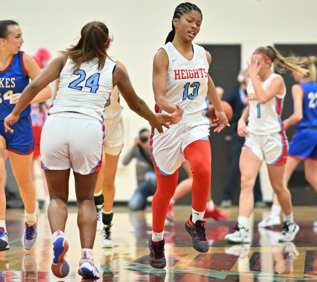Game recap: <a href="/HeightsLadyBB/">Shawnee Heights Girls Basketball</a> bounces back from tough start, rolls to 43-26 UKC win over <a href="/TopekaWestAthle/">TopekaWestAthletics</a>. Breezy Canady, Emari Doby with 13 points apiece to lead T-Birds. ...
topsports.news/news/2888-t-bi…