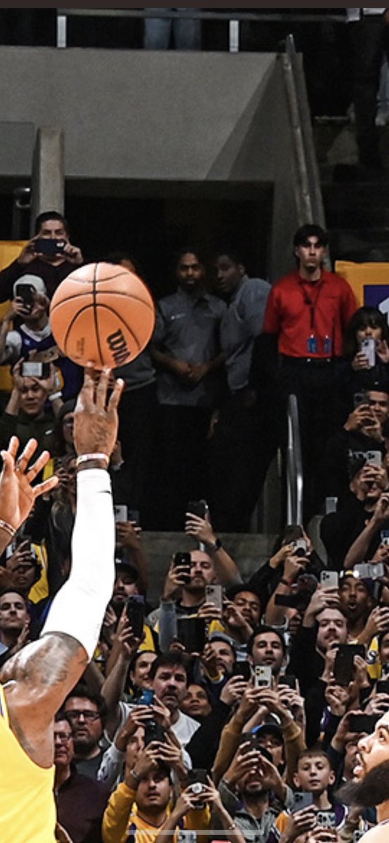 StayHotTy's tweet photo. @ESPNNBA D’Angelo Russell lurkin https://t.co/i9UlerRwdm