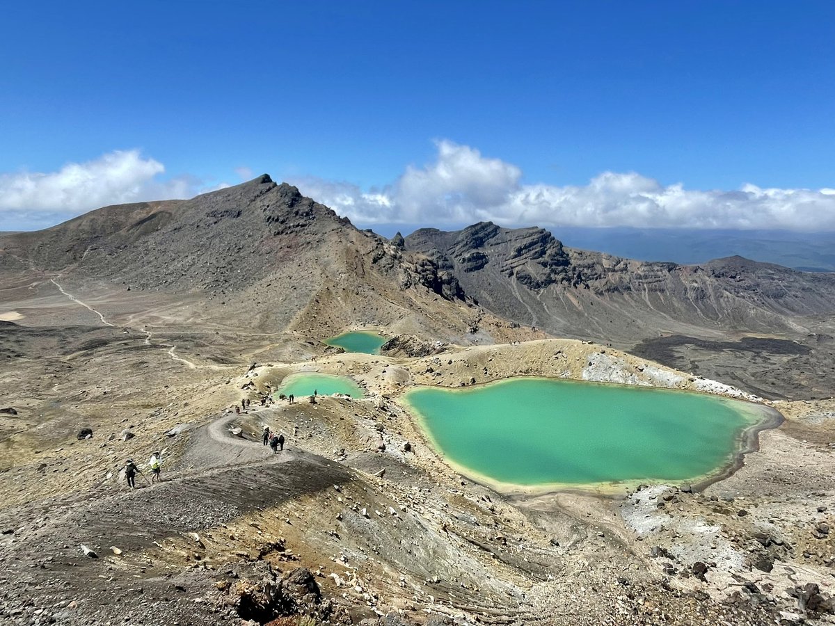 GeoJessie's tweet photo. Tagged along for the Tongariro Crossing with my old field camp #FrontiersAbroad https://t.co/ciH1wNuwKj