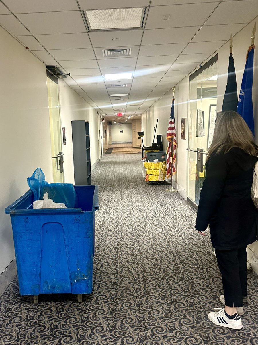 MorganBenth's tweet image. Clocking out post SOTU amongst the Hart trash and beneath the stars ✌🏻