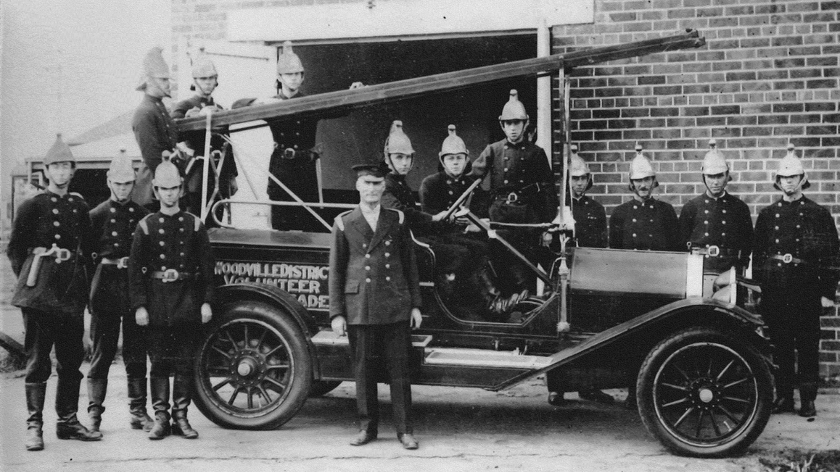 SA_MFS's tweet photo. Woodville District Volunteer Fire Brigade, in approximately 1928.
#WaybackWednesday #WBW #SAFireBrigade #SAFB #Firefighters #Firefighting #firefightingaustralia #sametrofire #sametropolitanfire #metropolitanfireservice #woodville #firebrigade #fireengine #firetruck #history https://t.co/HCwssPksIt