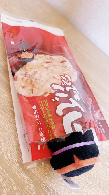 仙台でおすすめされて買ったこのお煎餅がほんとに美味しくてあっという間になくなっちゃってもちりもしょんぼりしてたんだけど、今日!見つけた!家の近くで!買える!!おもちもこれにはにっこりですよ 