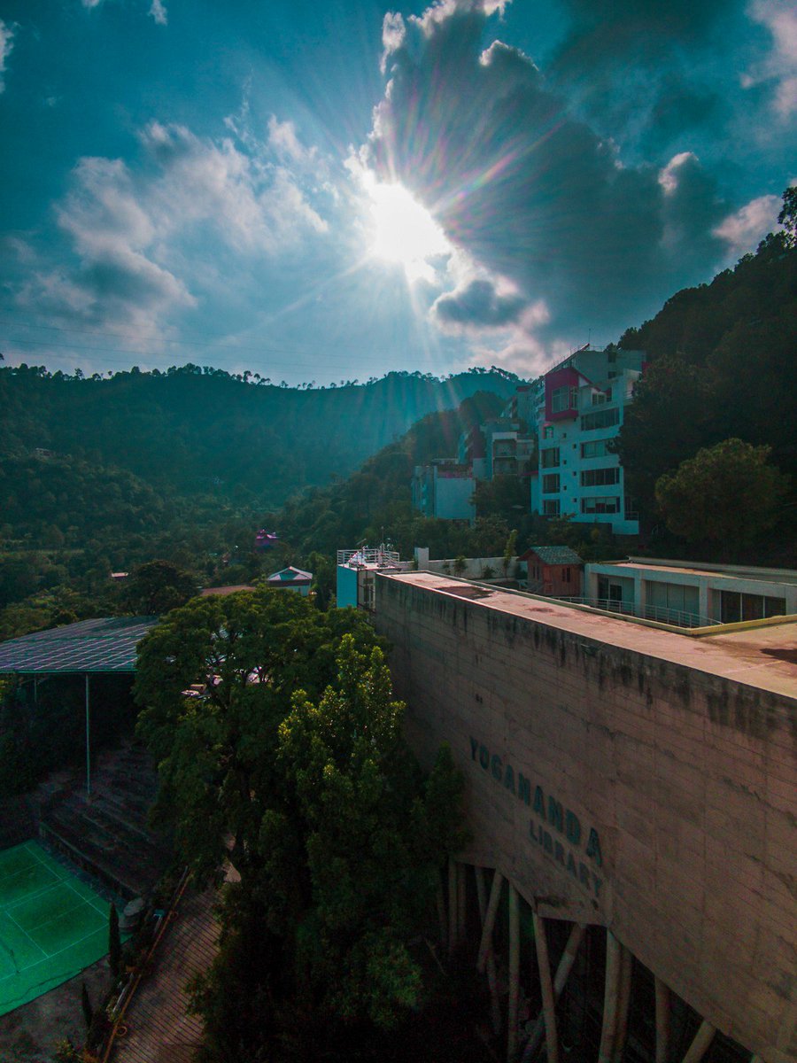 ShooliniUniv's tweet photo. Do you believe every cloud has a silver lining? 🤍
If you don’t, this is the time to do it!

Let this scenic view elevate your spirit &amp; soothe your soul. ✨

#begrateful #natureinspires #morningmotivation #ShooliniUniversity #Shoolini #admissions2023 #ThinkLearning #ThinkSuccess https://t.co/SRwDvsRgr1