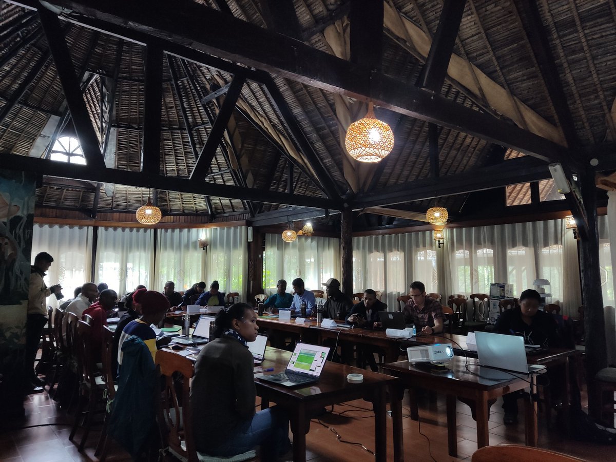 Day 2 of our training: after a nice community day out, where our participants got to interact directly with communities, we are back in the room to discuss principles of social safeguards, how it differs from concepts of poverty reduction and sust development.