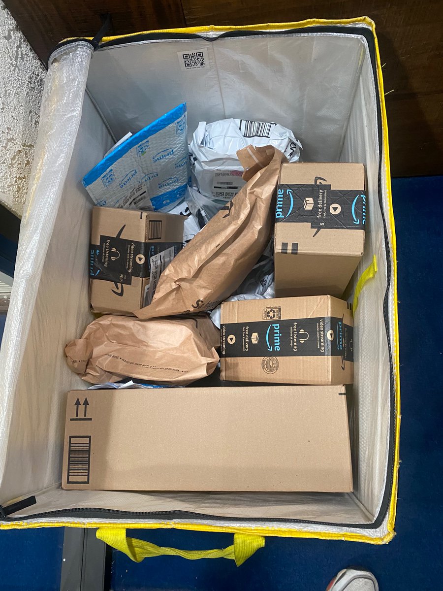 DAMNGiNAPodcast's tweet photo. @amazon Is this how we’re getting our packages now? We have to search through all these packages to find ours?? #Amazon  #fail https://t.co/LMzGboYJo7